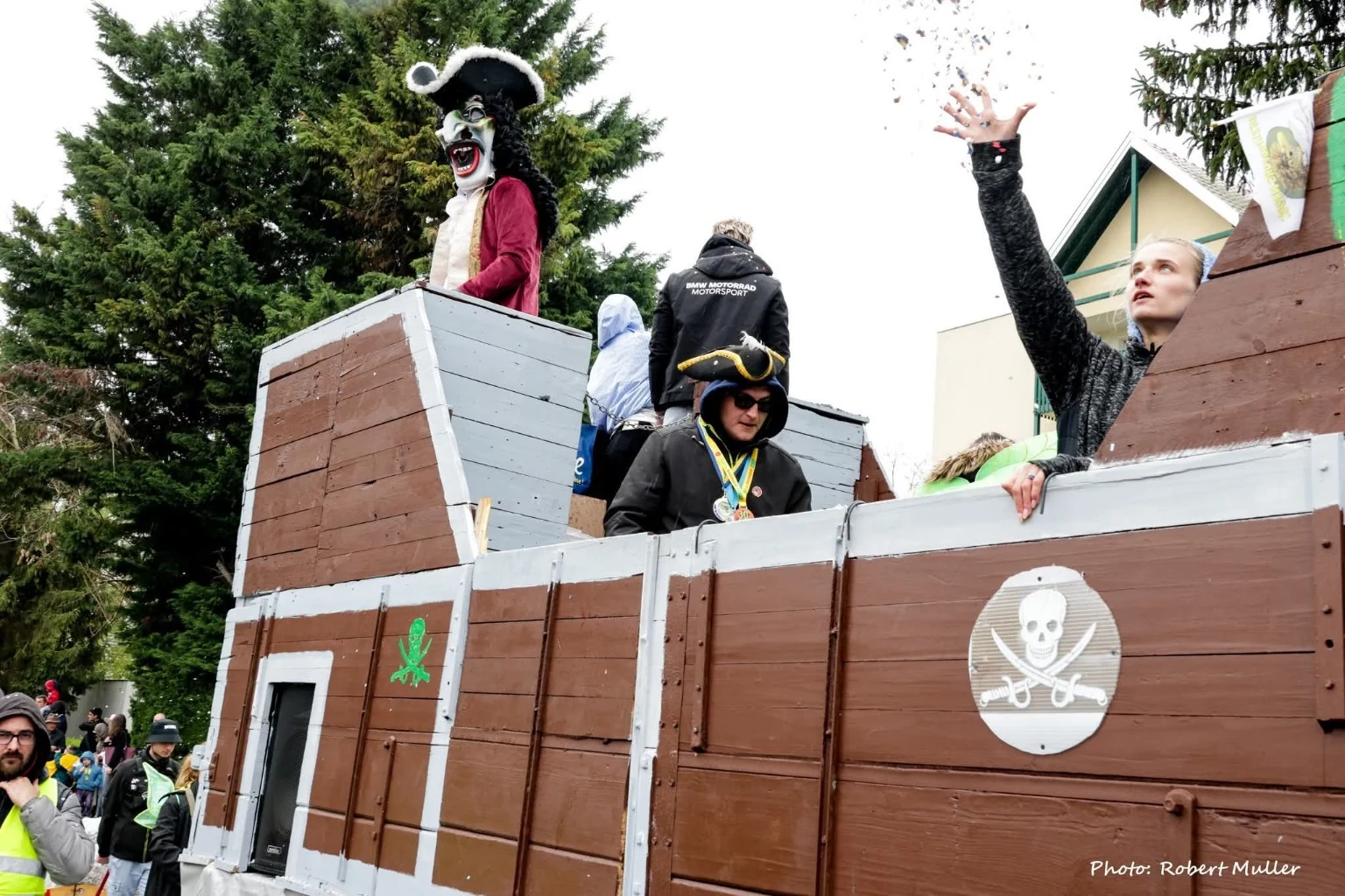 Le bateau pirate des Dezingueurs Waggis en parade, avec son équipage costumé.